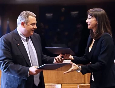 Ο Πάνος αφού έκανε βουλευτή & υπουργό την Κουντουρά τώρα «ανακάλυψε» ότι ο πατέρας της έγραψε τον ύμνο της 21ης Απριλίου